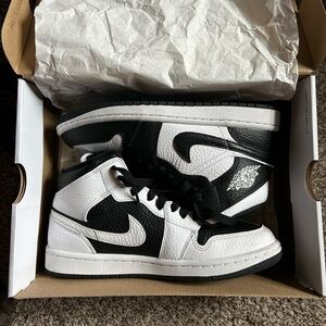 Women’s air Jordan 1 mid SE